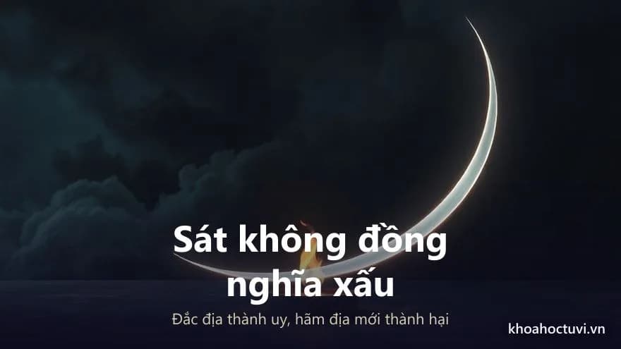 Vầng sáng bạc hình lưỡi liềm cong ôm lấy một ngọn lửa nhỏ, che nó khỏi cơn giông đang ập tới