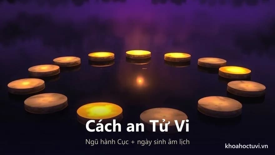 Mười hai phiến đá tròn phát sáng xếp thành vòng trên mặt nước đêm, một phiến sáng vàng rực hơn hẳn