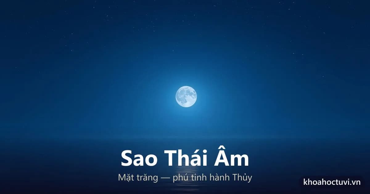 Sao Thái Âm — vầng trăng tròn sáng bạc hành Thủy treo giữa bầu trời đêm phản chiếu xuống mặt nước tĩnh lặng