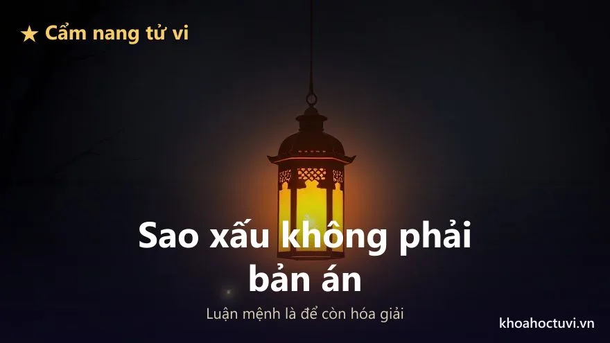 Chiếc đèn lồng cổ treo lơ lửng, ngọn lửa ấm bên trong hắt quầng sáng vàng xuyên qua màn sương đêm dày đặc