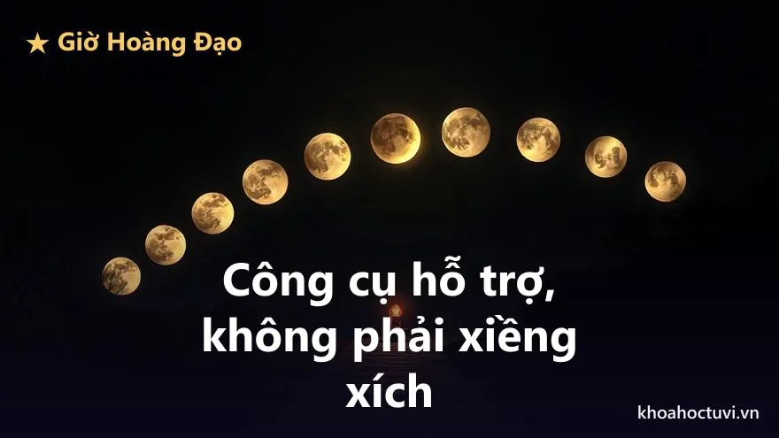 Một ngọn đèn nhỏ ánh vàng ấm đặt trên lối đá đêm, ánh sáng chỉ với tới vài bước chân phía trước rồi tan dần vào bóng tối yên ả