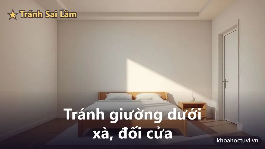 Phòng ngủ với giường kê sát tường vững, cách xa cửa, không có xà ngang phía trên, bố cục an toàn