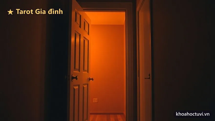 Cánh cửa phòng khép hờ với ánh đèn ấm hắt ra, biểu tượng khoảng cách tuổi dậy thì giữa cha mẹ và con