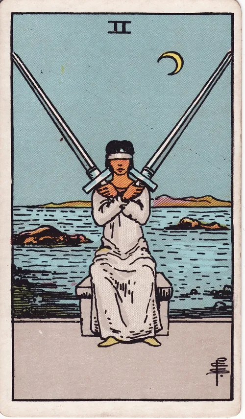 Câu hỏi Tarot dạng so sánh hai lựa chọn hợp với kiểu trải nhiều lá như hình hai thanh kiếm bắt chéo