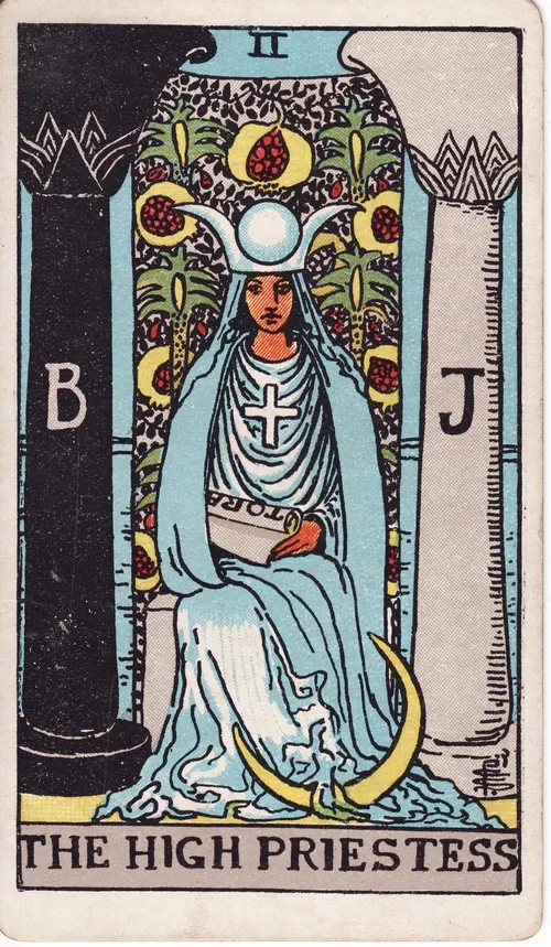 Lá Nữ Tư Tế tượng trưng cho trực giác — nền tảng để đặt một câu hỏi Tarot rõ ràng và tĩnh tại