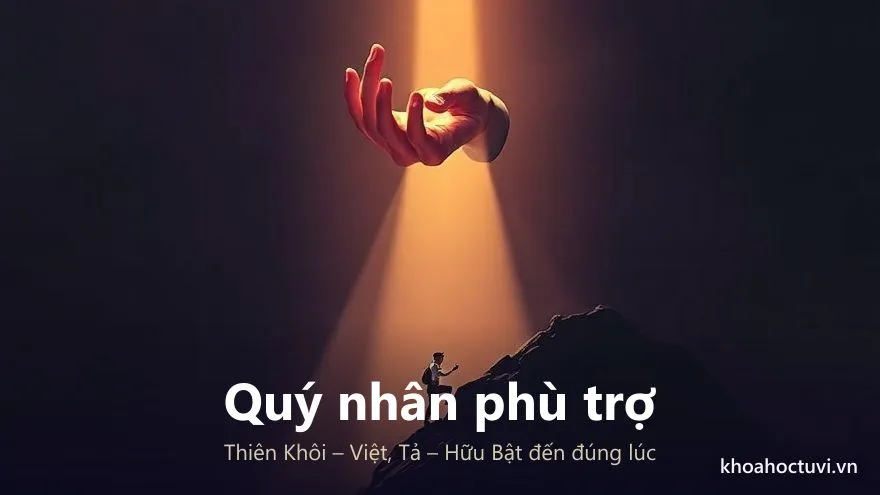 Bàn tay lớn chìa ra nâng đỡ một người leo dốc dưới tia sáng — quý nhân phù trợ hiện lên ở cung Nô Bộc