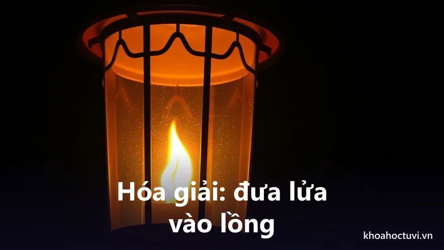 Một chiếc đèn lồng che ngọn lửa ấm sáng dịu trong đêm tĩnh, biểu tượng cho việc điều hòa ngọn lửa của hai sát tinh hỏa
