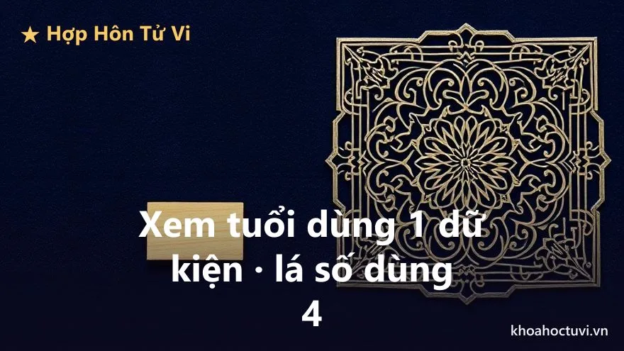 Bên trái là một thẻ gỗ mộc đơn giản, bên phải là tấm lưới vuông chạm khắc tinh xảo dày đặc chi tiết, cùng đặt trên nền nhung chàm để so sánh