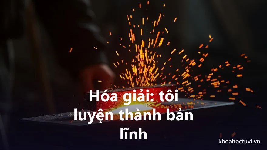 Ngọn lửa rèn nung một thanh thép trên đe, tia lửa bắn ra ánh vàng ấm, biểu tượng cho việc tôi luyện sát tinh thành bản lĩnh