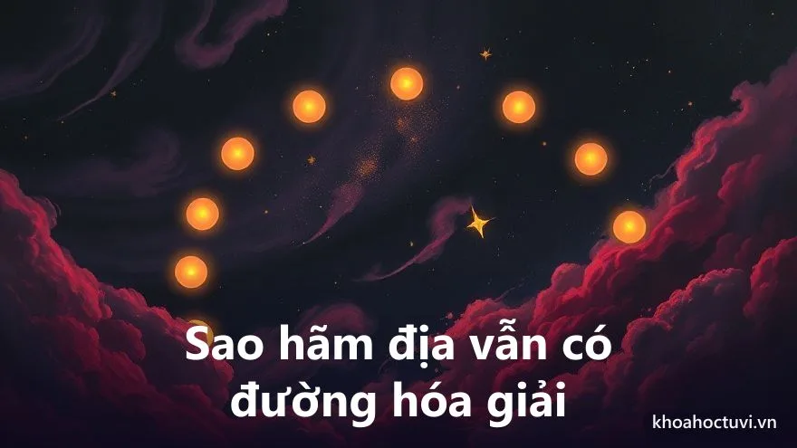 Một ngôi sao mờ nhạt bị mây tím che khuất giữa nền trời đêm, bên cạnh là một tia sáng nhỏ hé ra — hình ảnh sao hãm địa trong tử vi vẫn còn đường hóa giải