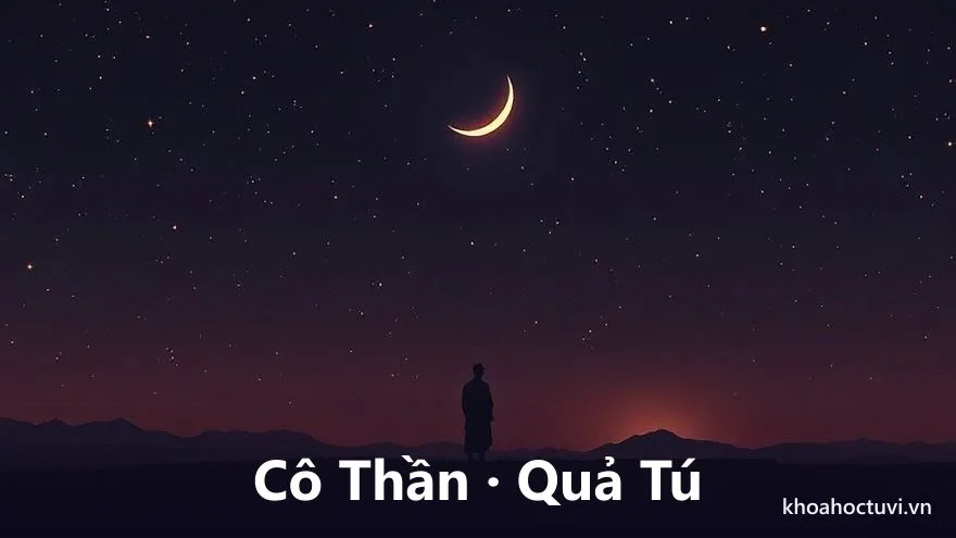 Một dáng người đơn độc đứng lặng dưới một vầng trăng khuyết trên nền trời tím thẫm, xung quanh là không gian tĩnh mịch điểm vài vì sao mờ, minh họa sao Cô Thần Quả Tú báo hiệu ít duyên trần trong số đi tu tử vi