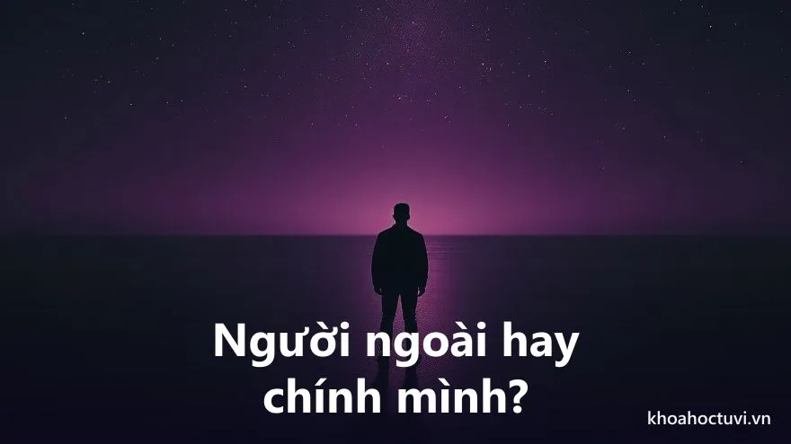 Một dáng người đứng trước tấm gương mờ dưới ánh sao, bóng phản chiếu vừa là chính mình vừa thấp thoáng nét khác, trên nền trời tím, tranh sơn dầu, biểu tượng tiểu nhân do hoàn cảnh hay do chính mình chuốc lấy trong tử vi